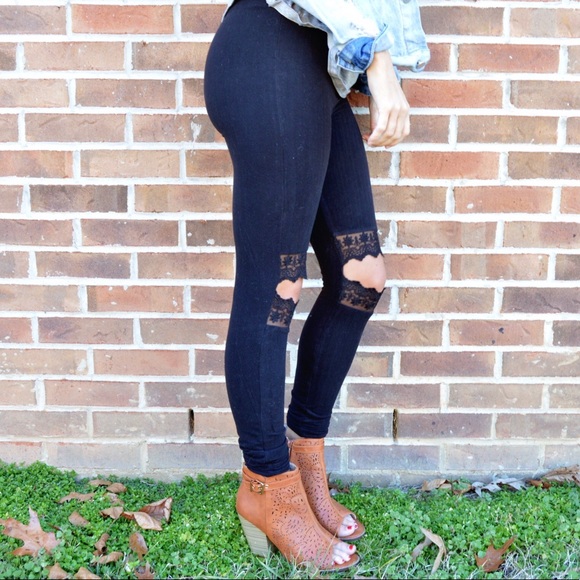 🎀New🎀 Lacey Romance Black Cut Out Knee Leggings - Picture 2 of 5